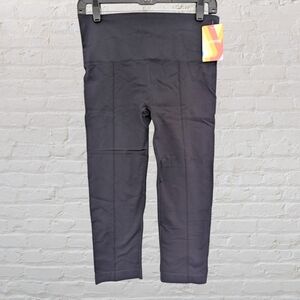 NWT woman's Yummie Morgan Seamless Cropped Capri Shaping Legging L/XL